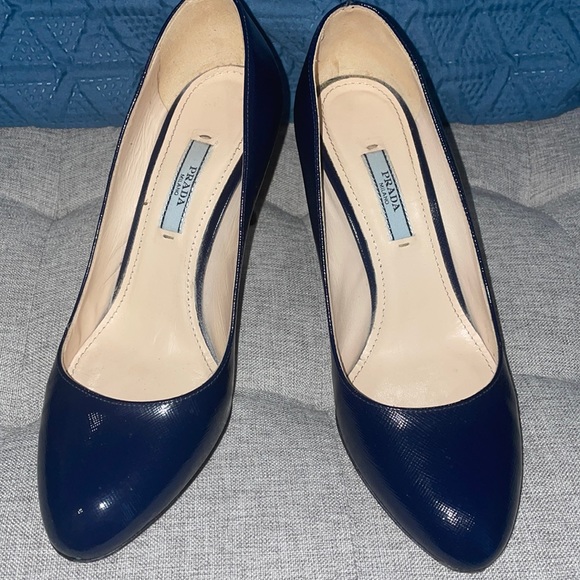 Stunning navy blue saffiano leather Prada round toe heels pumps - Picture 2 of 7